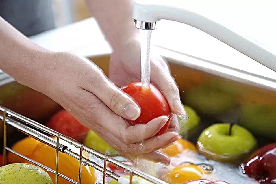 umývanie zeleniny a ovocia, aby sa zabránilo infekcii červami
