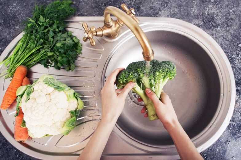 umývanie zeleniny, aby sa zabránilo infekcii červami